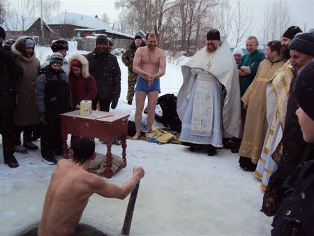 Купание в крещенской купели Купание в крещенской купели