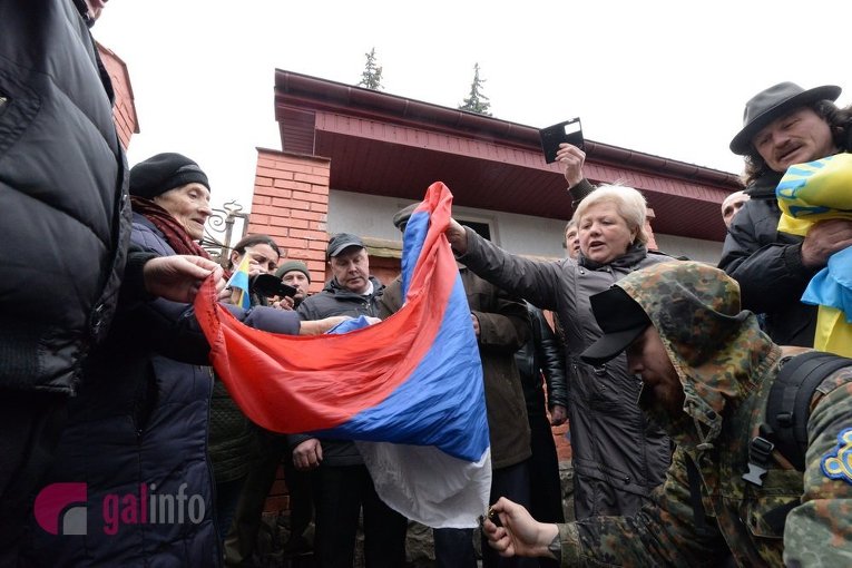 российский флаг во львове сняли и сожгли российский флаг во львове сняли и сожгли