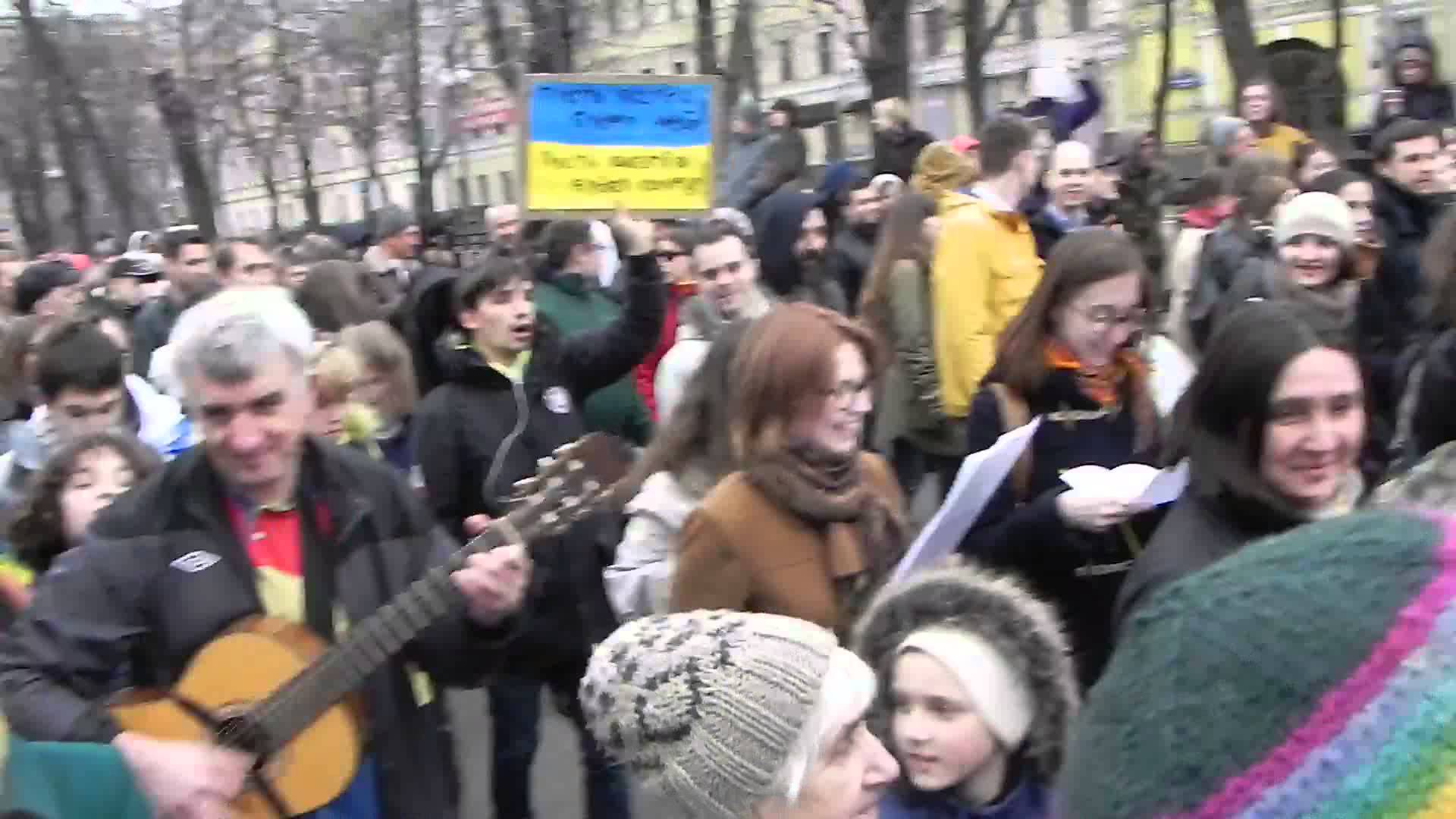 Демонстрация с украинским флагом Демонстрация с украинским флагом