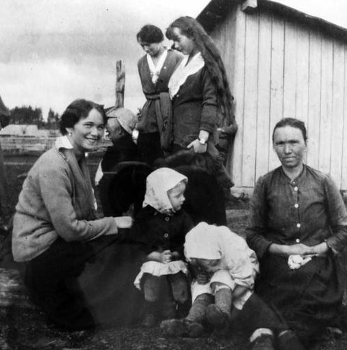 С крестьянскими детьми С крестьянскими детьми
