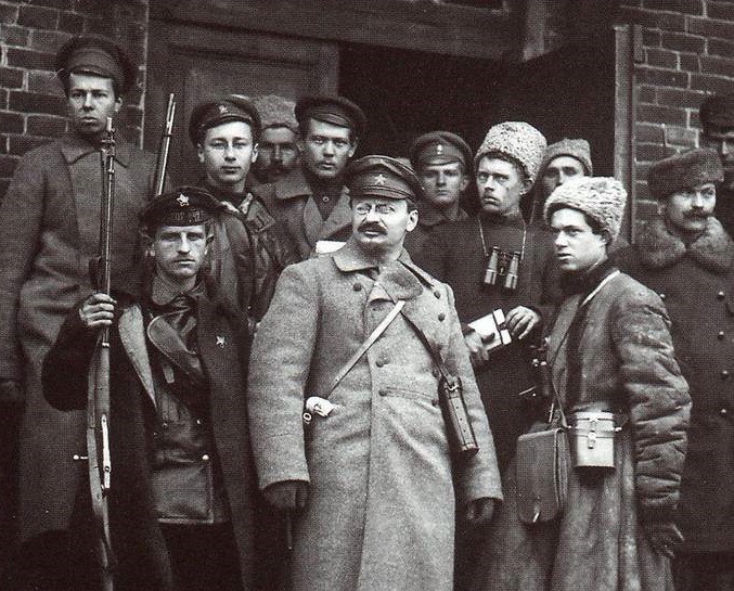 Троцкий среди охраны Троцкий среди охраны