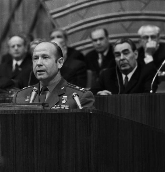 Леонов на трибуне Леонов на трибуне