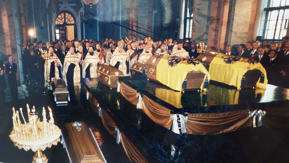 Фото 4. Отпевание «Екатеринбургских останков» 17 июля 1998 года в Петропавловском соборе Фото 4. Отпевание «Екатеринбургских останков» 17 июля 1998 года в Петропавловском соборе